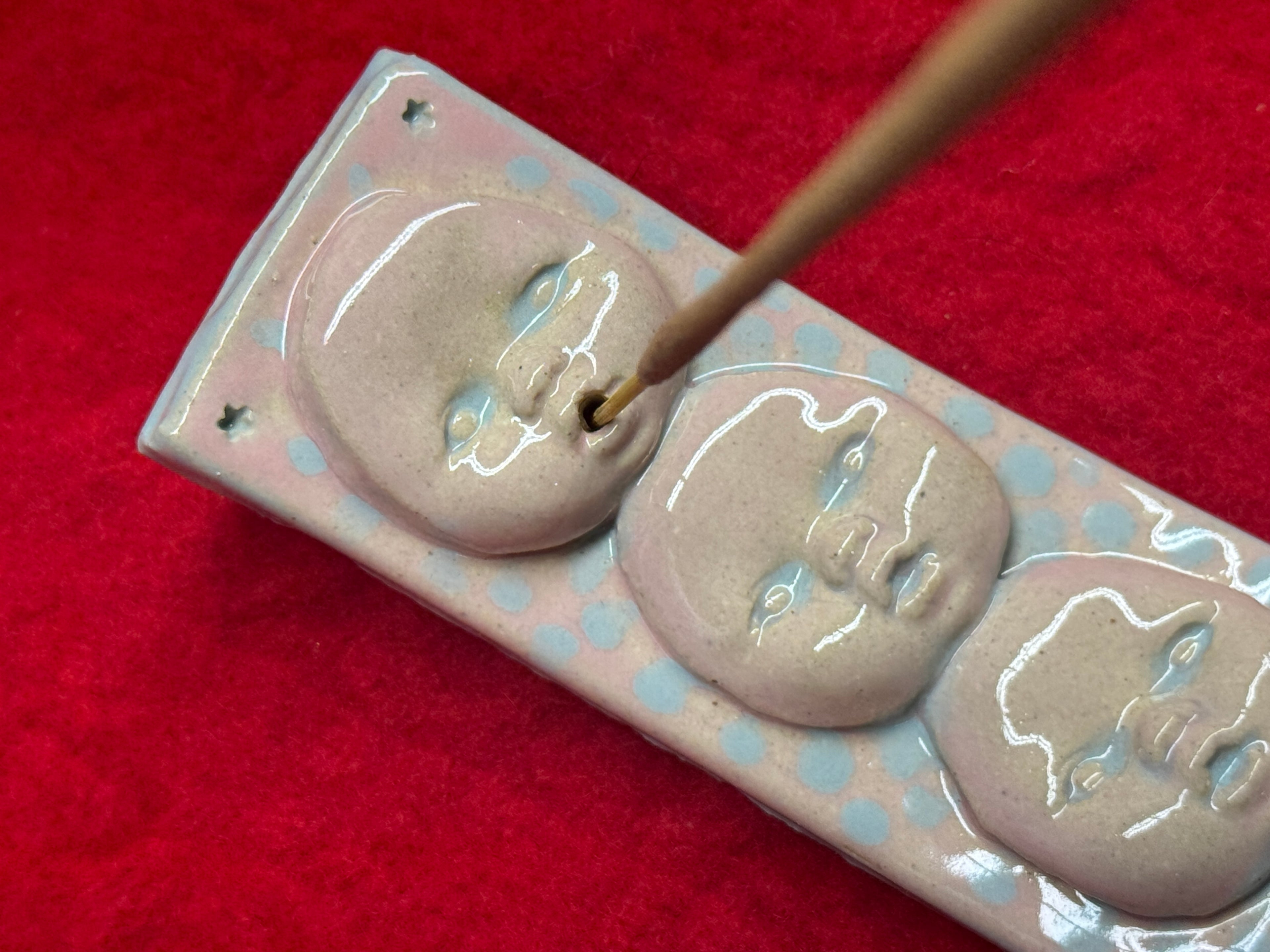 baby face incense holder - blue & pink